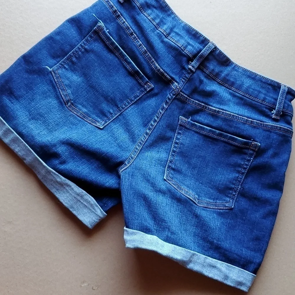 Time & True mid rise blue jean short size 4 - Picture 6 of 8